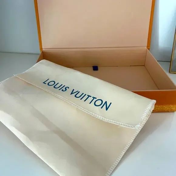 EUC Louis Vuitton 25mm reversible belt (black/brown logo)